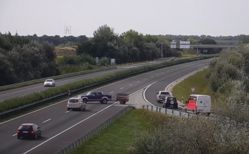 Az utóbbi időszak egyik legdöbbenetesebb balesetét rögzítette az M3-as autópályán az Magyar Közút kamerája - videó