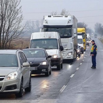 Teherautó és egy tartálykocsi ütközött Csongrád határában