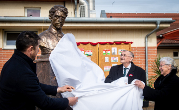 Petőfi Sándor mellszobrot avattak Kunszálláson