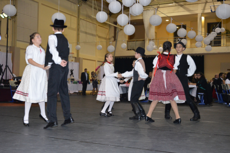 Már a vacsora előtt táncra perdültek a Constantinumban