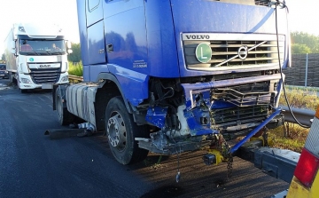 Szalagkorlátot tarolt egy kamion az M5-ös autópályán
