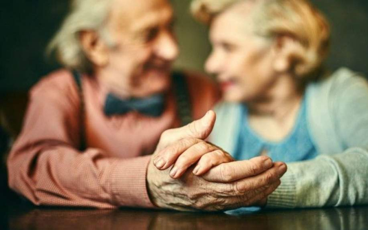 Dallamokkal és szeretettel köszöntik a szépkorúakat