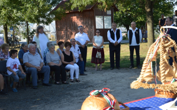 A gazdakörök lakói már megszegték az új kenyeret