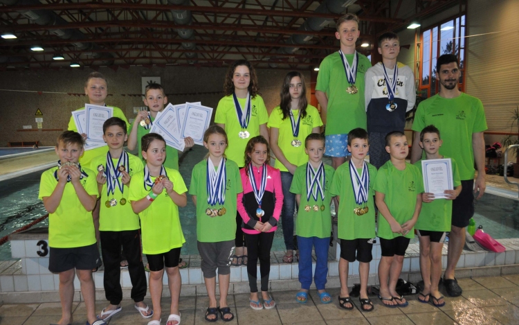 30 aranyérmet nyertek a Jogging fiataljai a Rövidpályás Úszó Bajnokságon