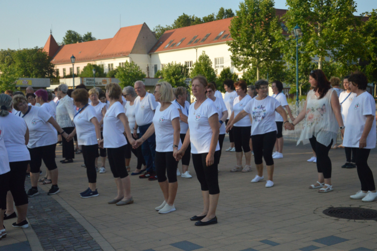 Csaknem száz szenior örömtáncos ropta a főtéren