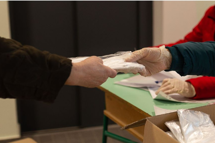 Hétfőtől egyszerűsödik a maszkok átvétele Kiskunfélegyházán