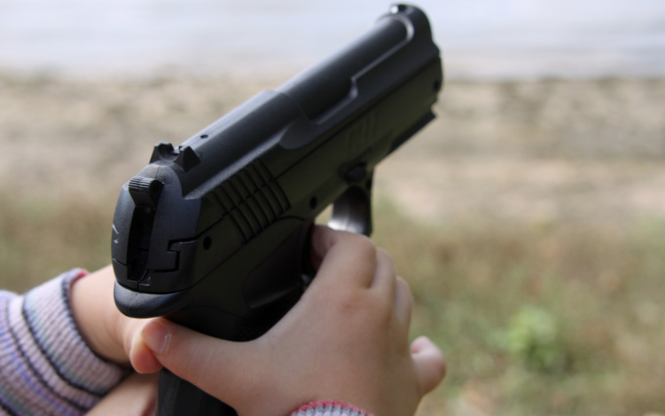 Valódinak nézték a játékfegyverét, lelőtték a 12 éves fiút