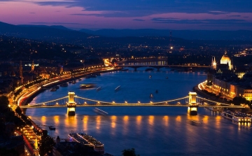 Megvannak az élet újraindításának feltételei, Budapesten hétfőtől enyhíthetnek