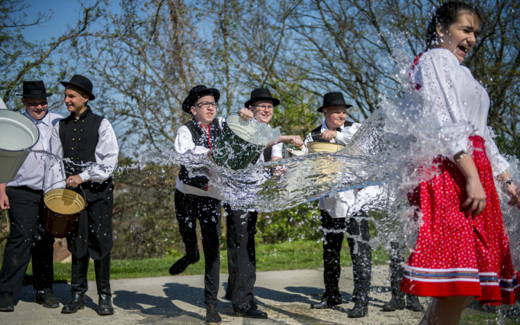 Locsolkodás és húsvéti nyúl - ma a vigasság napja van
