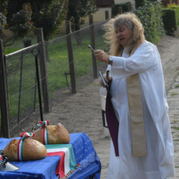 A gazdakörökben megszegték az új kenyeret