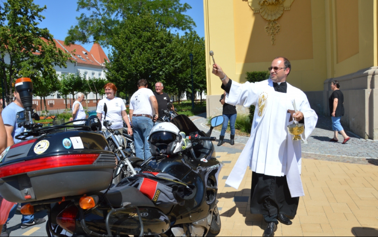 Áldásért jöttek Félegyházára a keresztény zarándok motorosok