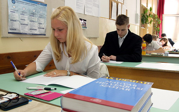 Hétfőn a magyar írásbelikkel kezdődnek a vizsgák