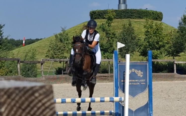 Három aranyat nyert Dobos Eszter a lakiteleki lovasversenyen