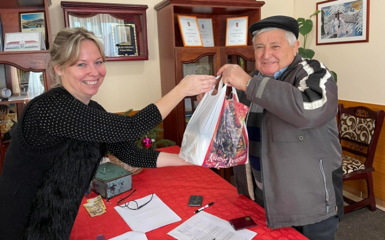 Karácsonyi csomagot kaptak a petőfiszállási nyugdíjasok
