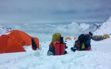 Négy holttestet találtak a Mount Everesten