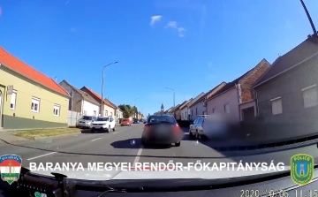 Több rendőrautó is összetört a menekülő autós - VIDEÓVAL