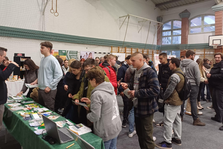 Karrierbörzével egybekötött Nyílt Napok a MEZGÉ-ben