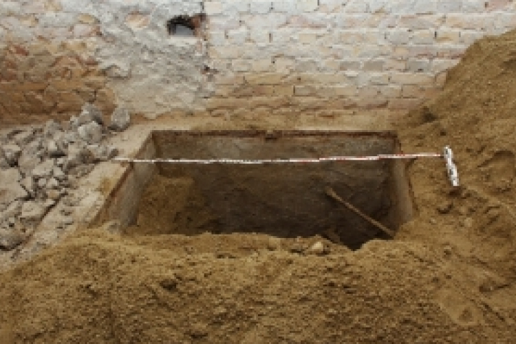 Megásatta adósai sírját