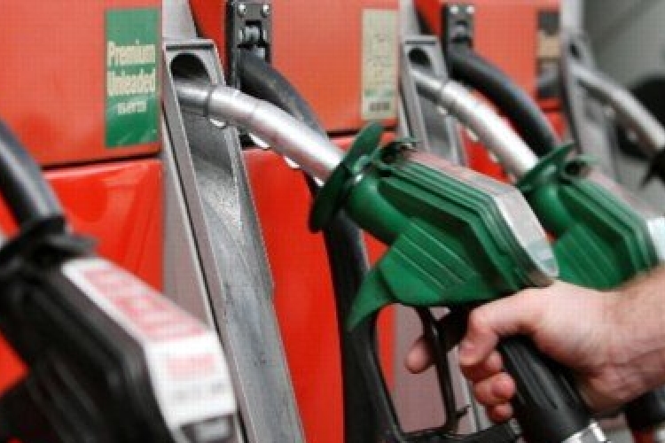 Három hónap alatt közel 70 forinttal csökkentek az üzemanyagárak