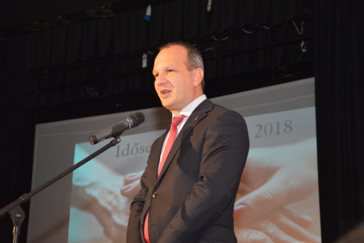 Ünnepi műsorral kedveskedtek az időseknek