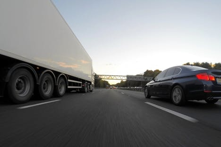 Munkaszüneti napokon sincs kamionstop