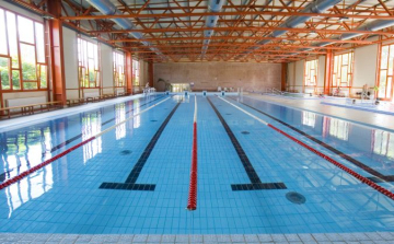 Már dolgozik a napelem az uszoda tetején