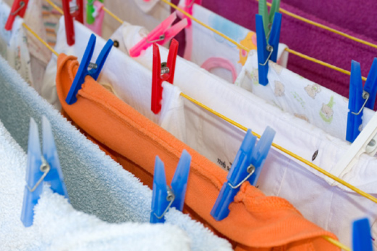 Miért veszélyes, ha a szobában szárítjuk a ruhákat?