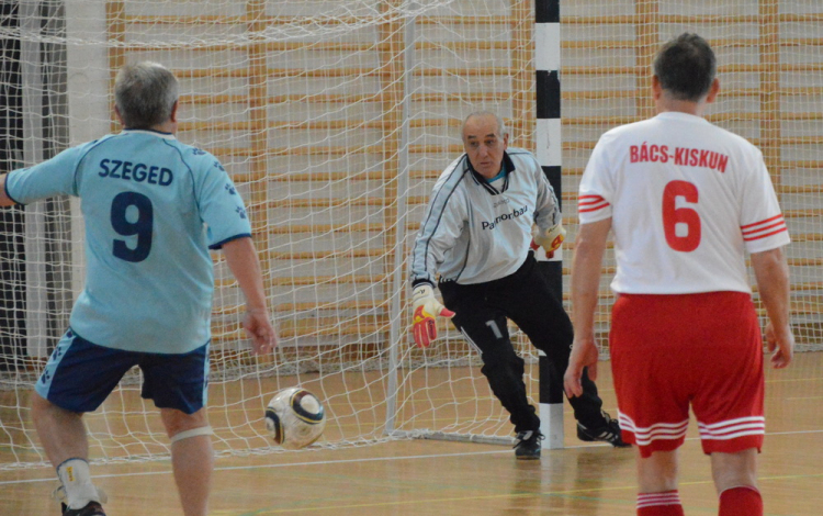 A veterán labdarúgók teremtornáját Kecskemét csapata nyerte