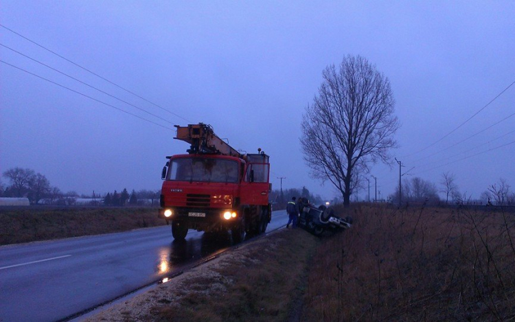 Árokba borult a Suzuki Vitarával