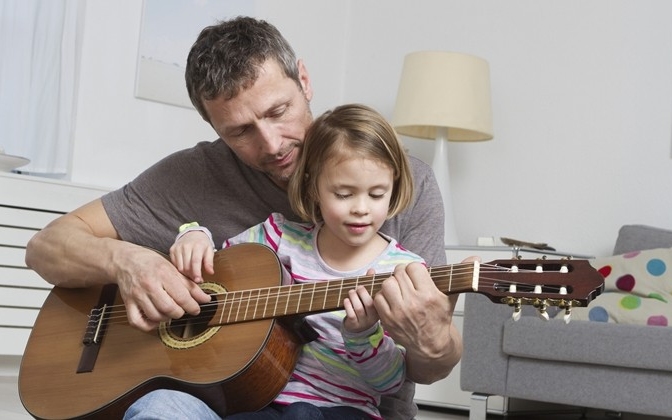Ezért jó, ha hangszeren játszik a gyermek