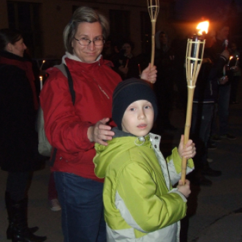 Fáklyás menet a Kossuth utcán