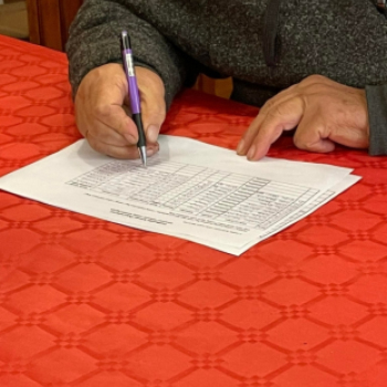 Karácsonyi csomagot kaptak a petőfiszállási nyugdíjasoknak