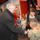 Ingyen mozizást és finom szaloncukrot kaptak Télapóra