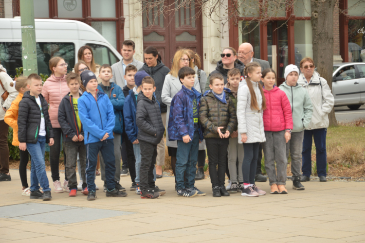 Élő kokárdát alkottak Félegyháza végzős diákjai a városközpontban