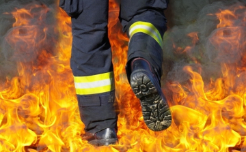 Tűz ütött ki egy ötemeletes társasházban Pécsen, több mint 50 lakót kimenekítettek