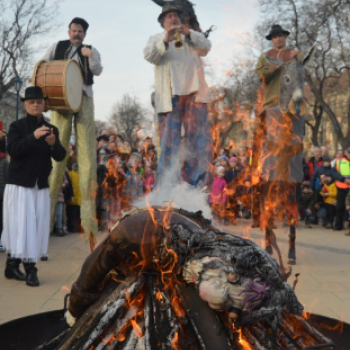 Elégették Kiskunfélegyházán a télboszorkát