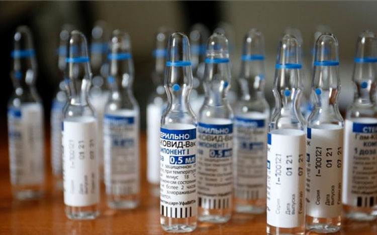 Putyin: meg kell teremteni a vakcinák kölcsönös elismerésének mechanizmusát