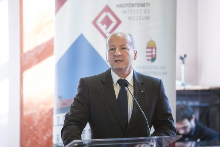 Bevezethetik az egy hónapos katonai alapkiképzést