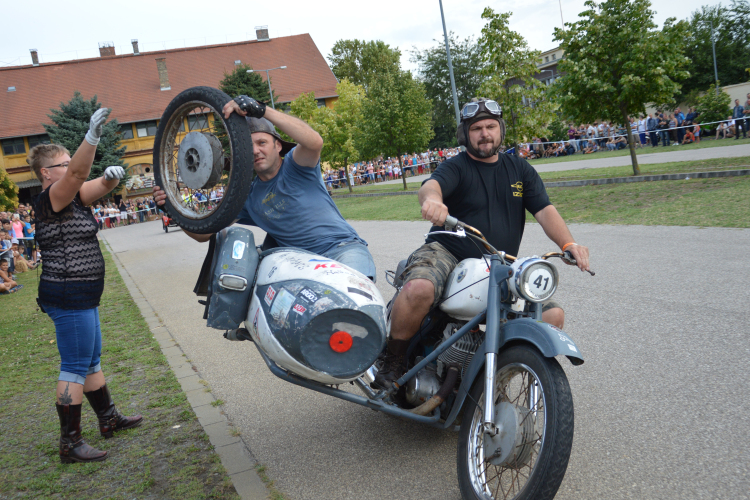 Nyolcan egy oldalkocsis motoron?