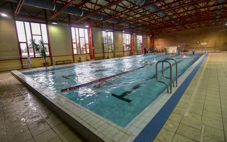 Megnyílt az uszoda a félegyházi egyesületek sportolói előtt