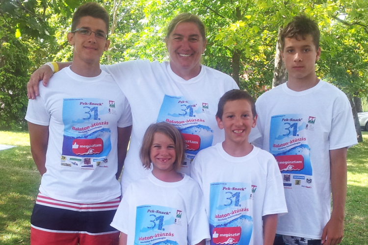 Átúszták a Balatont