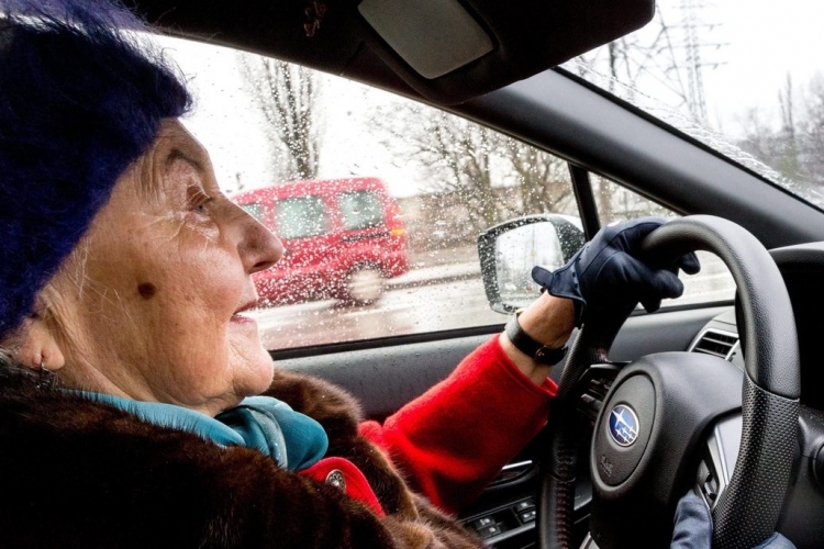 Kell-e korlátozni a nyugdíjasok autóvezetését?