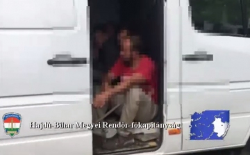 Harmincegy embert csempészett egy kisbuszban egy magyar sofőr az M3-ason