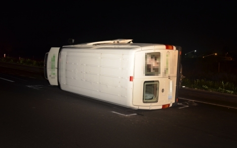 Illegális bevándorlókat szállító kistehergépkocsi borult fel M5-ös autópályán