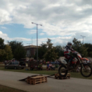 Szebbnél szebb oldalkocsis motorok a Kossuth utcán