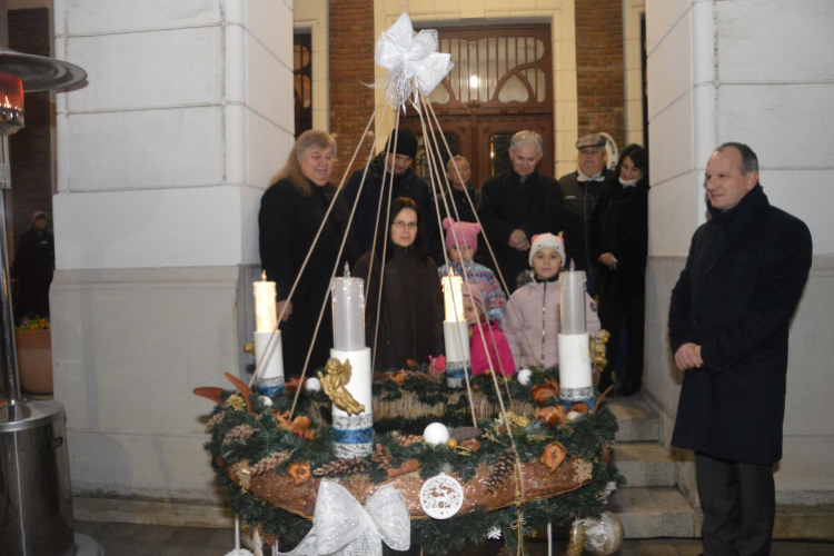 Felgyúlt a második gyertya is városunk adventi koszorúján