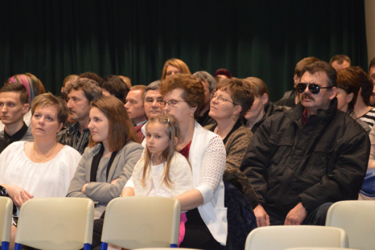 A Mezgé közel 140 végzős diákja büszke a kék szalagra