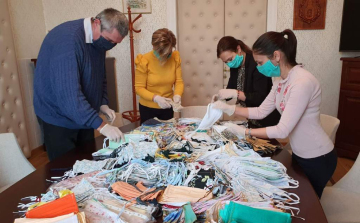 Ma kezdik kiosztani a szájmaszkokat