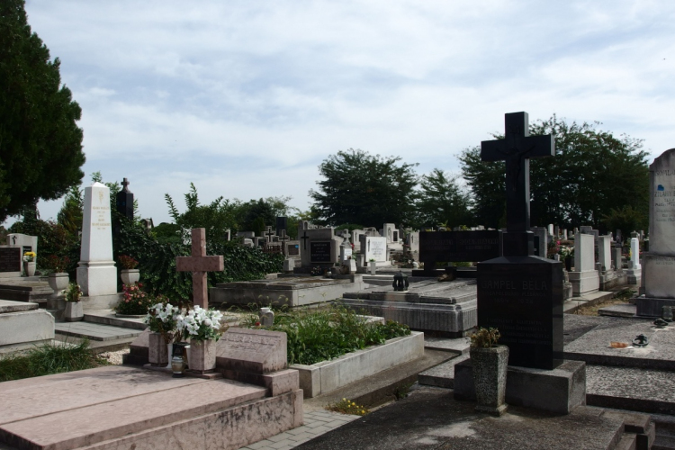 Gondoskodni kell a sírhelyek újraváltásáról