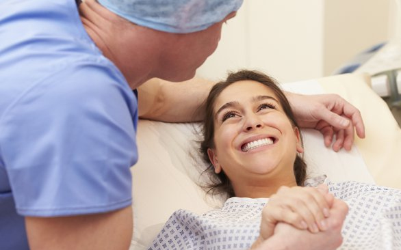 Apás szülés engedélyezése a látogatási tilalom alatt a kecskeméti kórházban